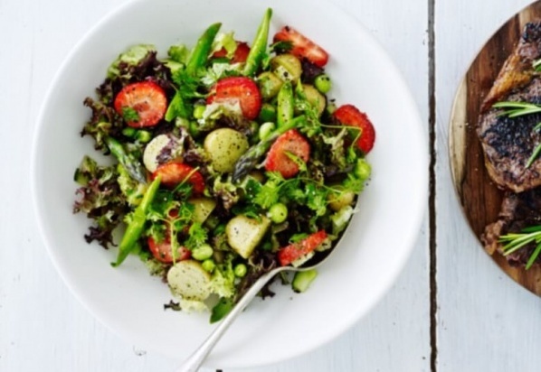 Grøn kartoffelsalat med jordbær