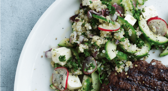 Agurksalat med quinoa og hakkebøf